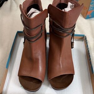 OTBT Vagabod Oak: Leather Peep-Toe Ankle Boots. Size 8.5